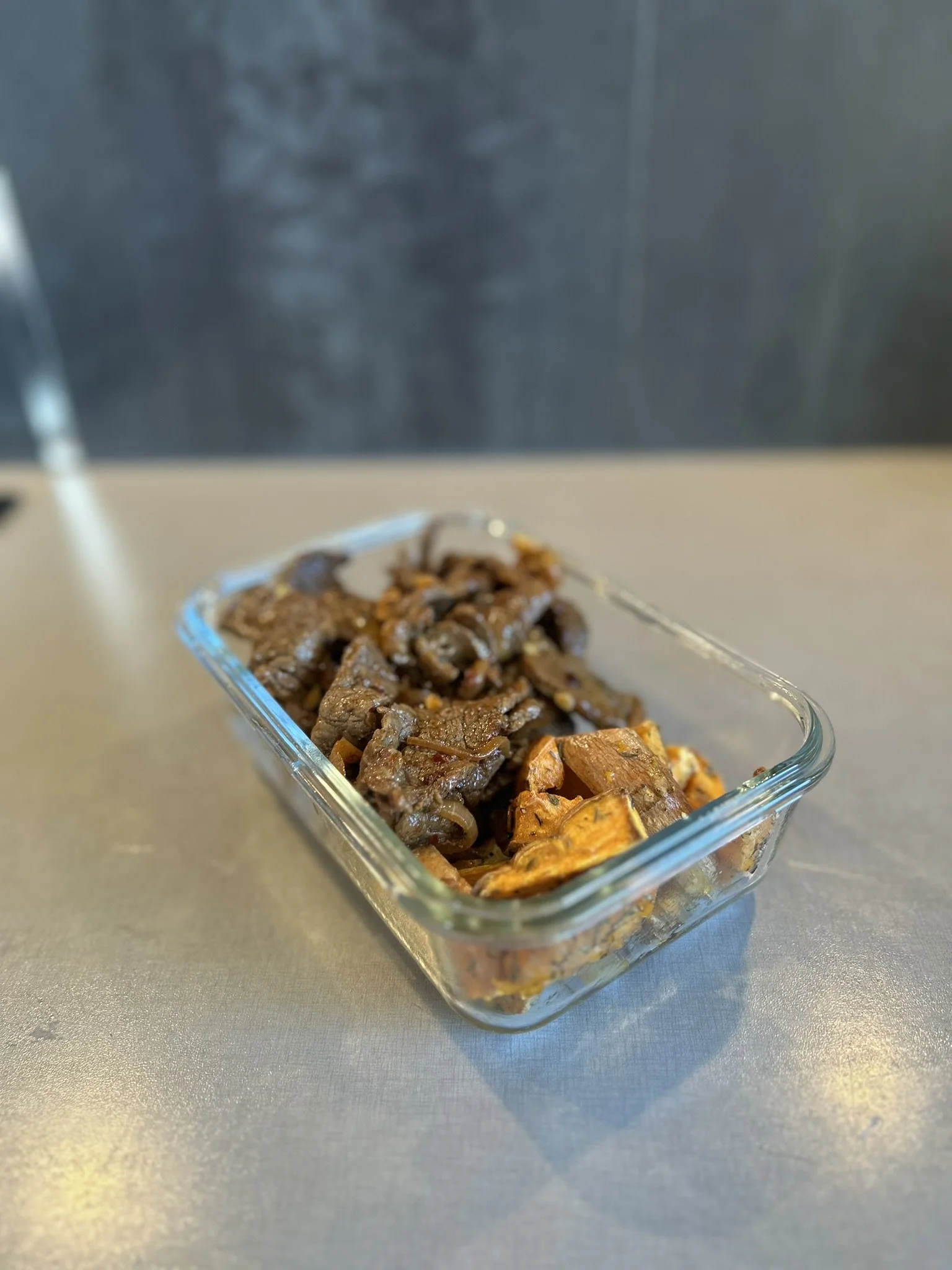 Lövbiff med vitlök och sötpotatis