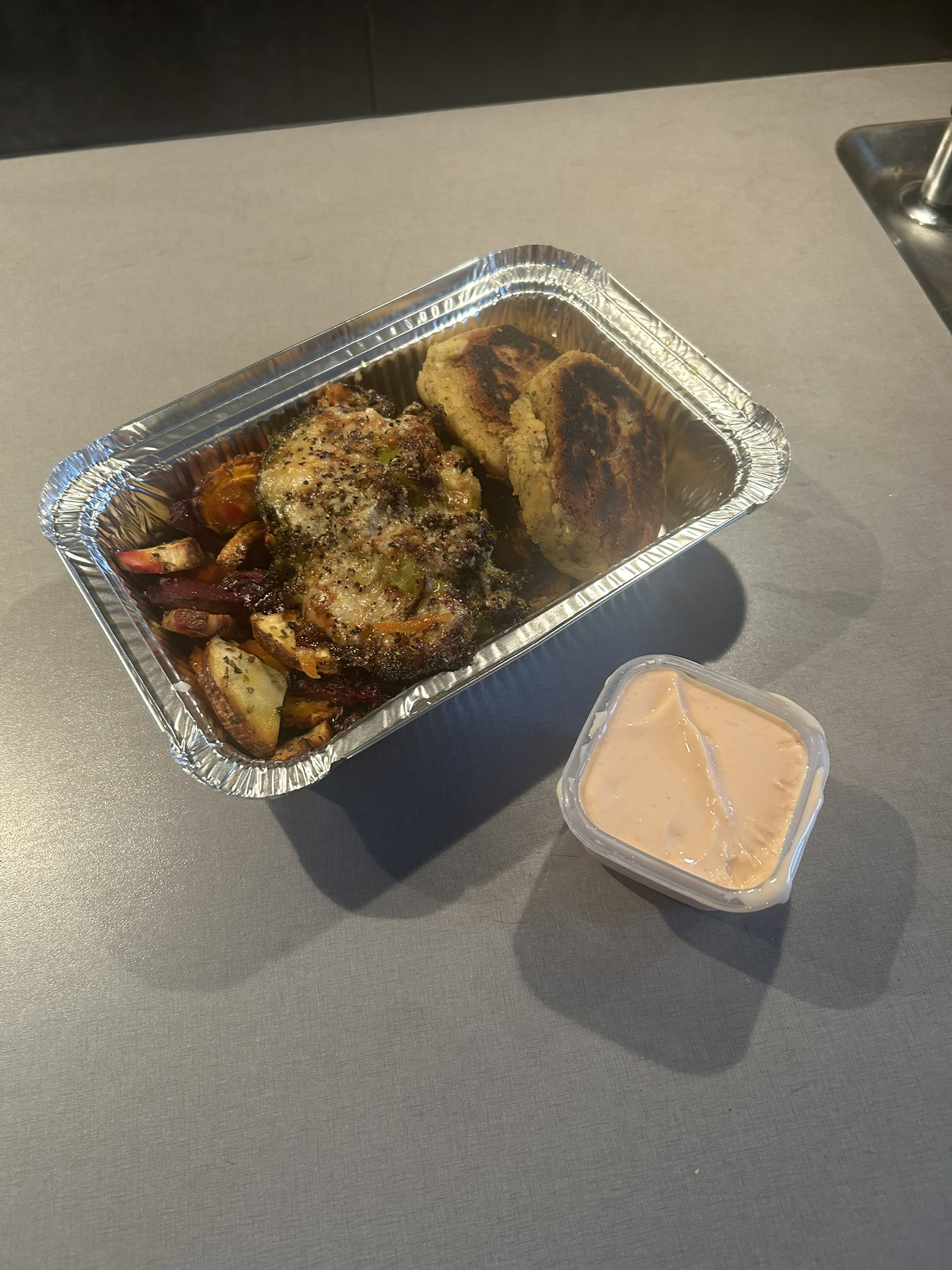Ärtbiffar med smashed broccoli och rotfrukter