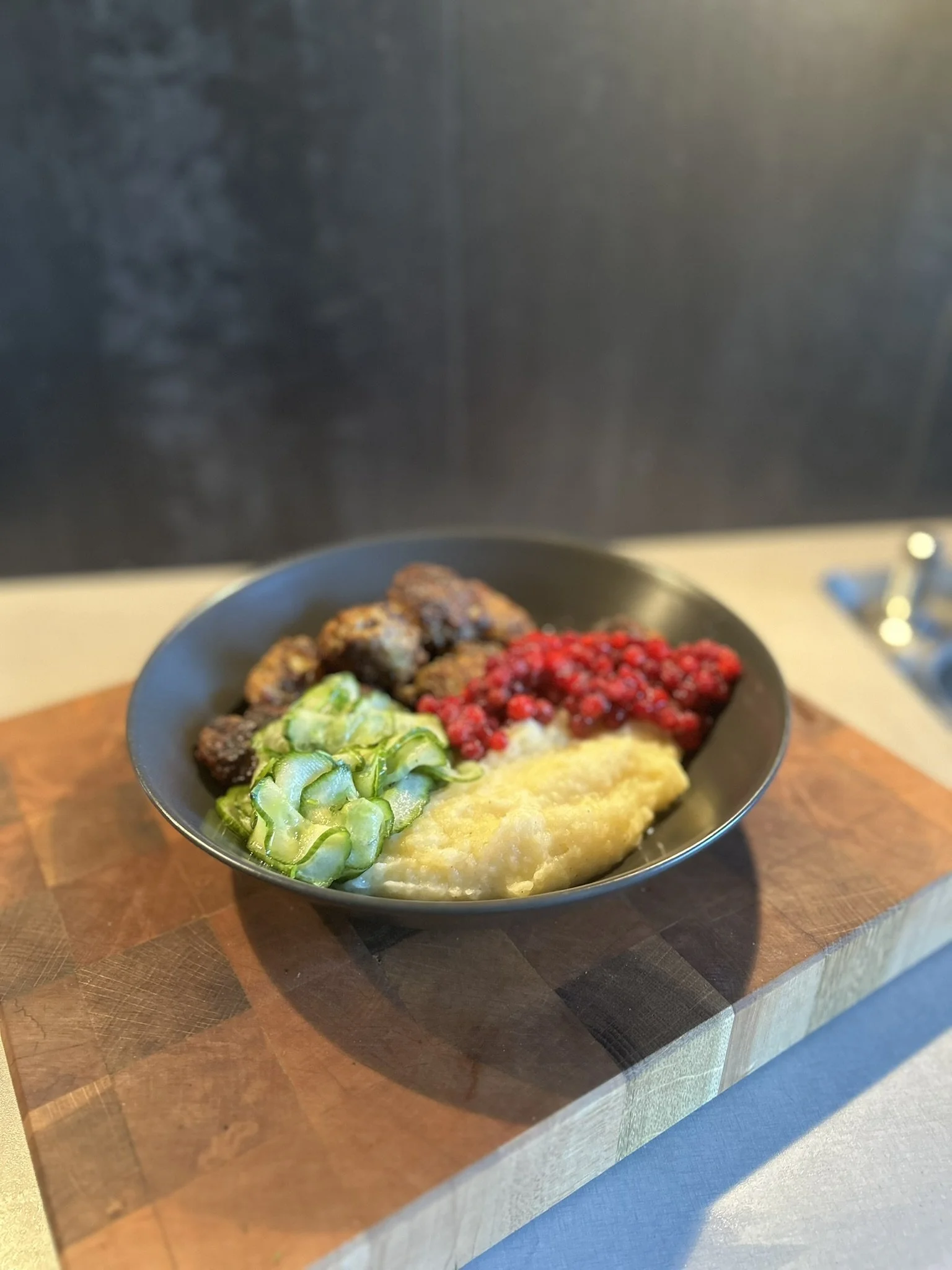 Köttbullar med potatismos och rårörda lingon