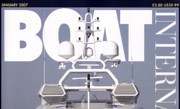 Fotografie eines Fahrzeugs auf einem Werbeplakat mit der Aufschrift 'BOAT ENTERTAINMENT', darunter das Monatsdatum Januar 2007 und Preisinformationen. Das Fahrzeug ist ein Boot, das mit mehreren Navigations- und Kommunikationsgeräten ausgestattet ist.