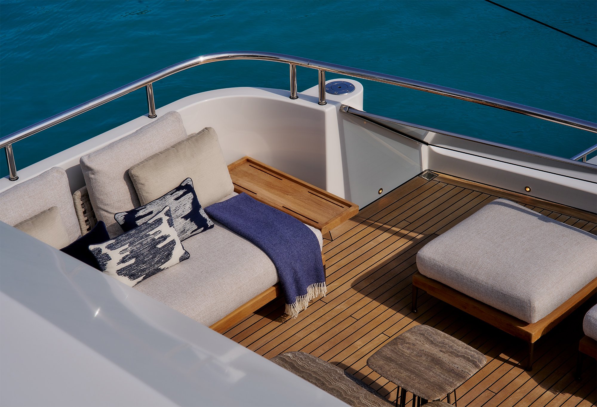 Blick auf das Exterior Deck von der 50 Meter Motoryacht Thanuja mit dem Design von KRD Studio (früher Katharina Raczek Design)