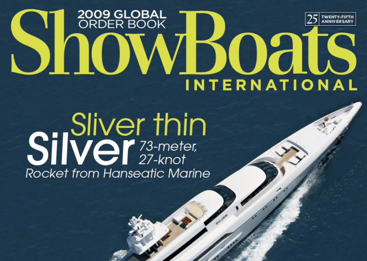 Titelblatt eines Fachmagazins namens 'ShowBoats International 2009', das eine Silber glänzende Yacht namens 'Silver' zeigt. Die Yacht ist 73 Meter lang und hat eine Geschwindigkeit von 27 Knoten, hergestellt von Hanseatic Marine.