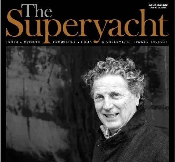 Titelbild einer Zeitschrift namens 'The Superyacht' mit einem schwarzen und weißen Porträt eines älteren Mannes, der unter einem Baum steht.