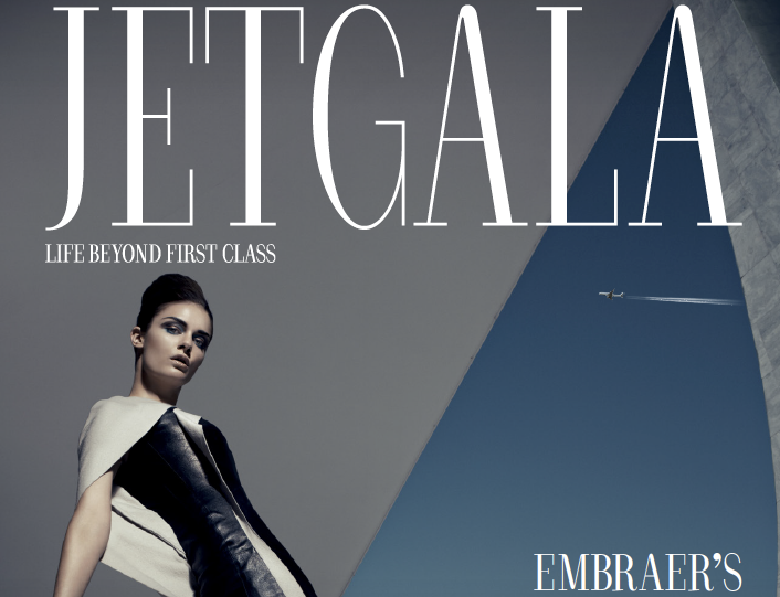 Modezeitschrift mit dem Titel 'JET GALA', darunter der Satz 'LIFE BEYOND FIRST CLASS'. Das Cover zeigt eine elegante Frau in einem stilvollen Outfit und einen Himmel mit einem vorbeiziehenden Flugzeug im Hintergrund.