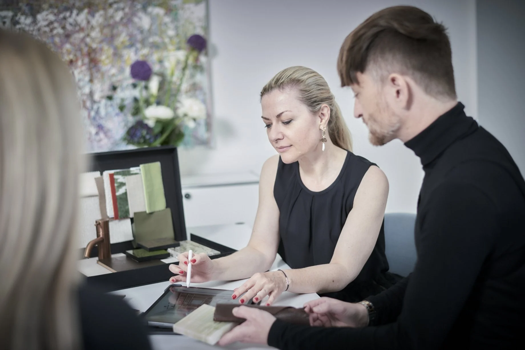 Das Team von KRD Studio (früher Katharina Raczek Design) sieht am Meeting Tisch und bespricht hochwertige Materialien