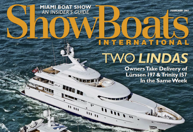 Titelbild einer Zeitschrift namens 'ShowBoats International' mit einem großen weißen Luxusboot auf dem Wasser. Text auf der Seite erwähnt Miami Boat Show, Insider Guide, und zwei Linders, die in derselben Woche geliefert wurden.