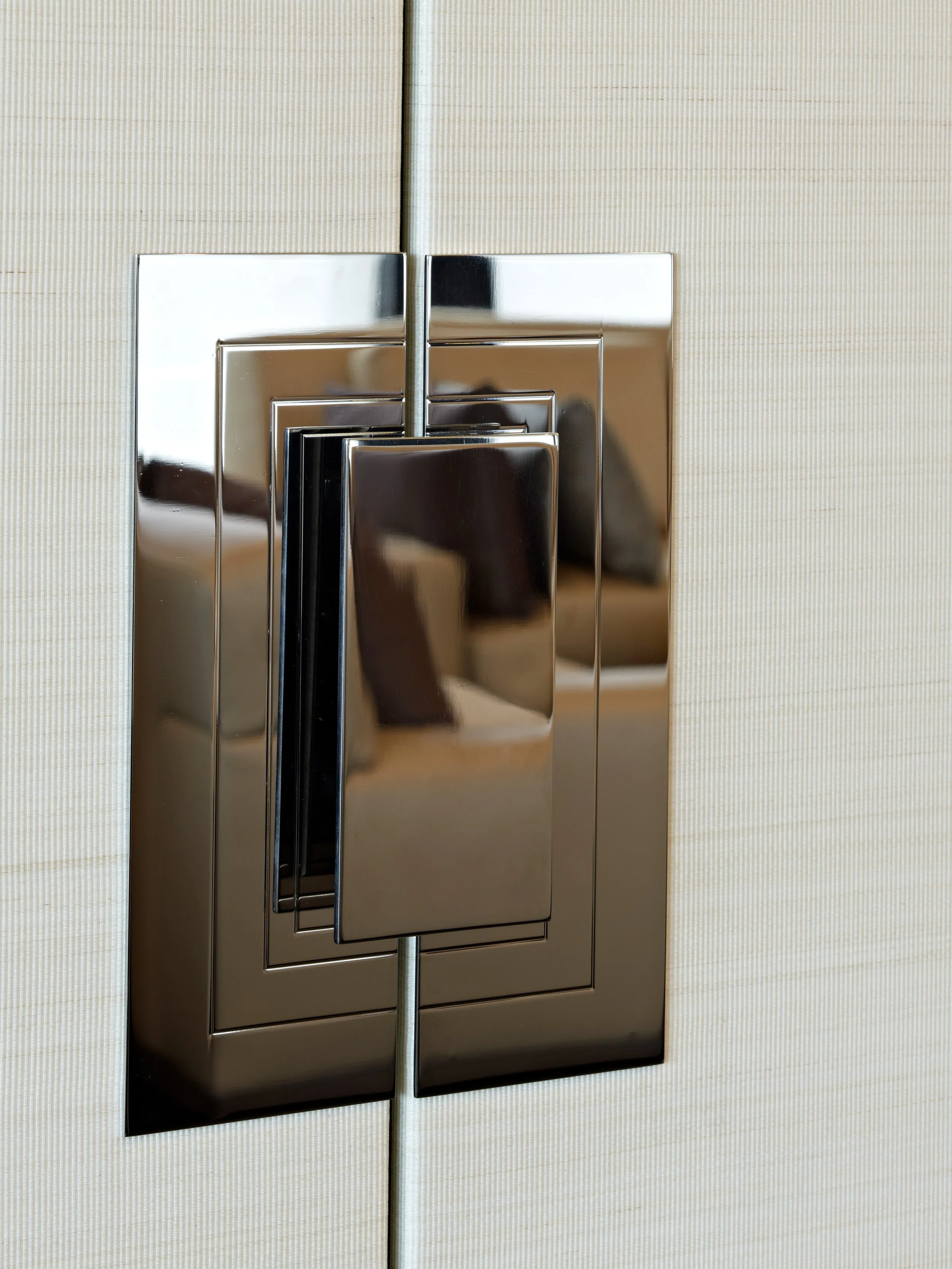 474 28 SAPPHIRE CUPBOARD HANDLE.jpg