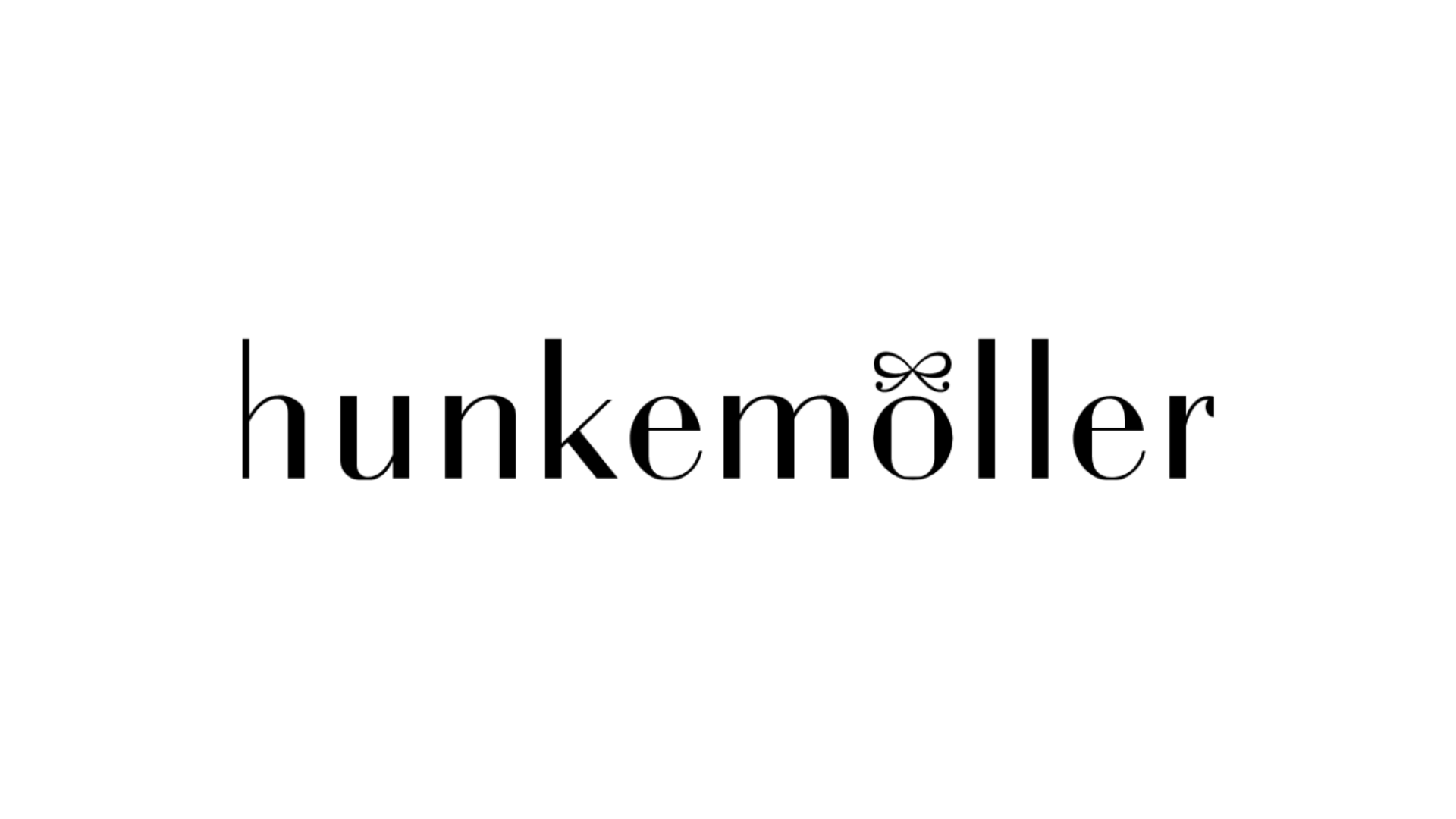 De tekst 'hunkemöller' met een zwart lettertype en een klein strikje boven de letter 'ö'.
