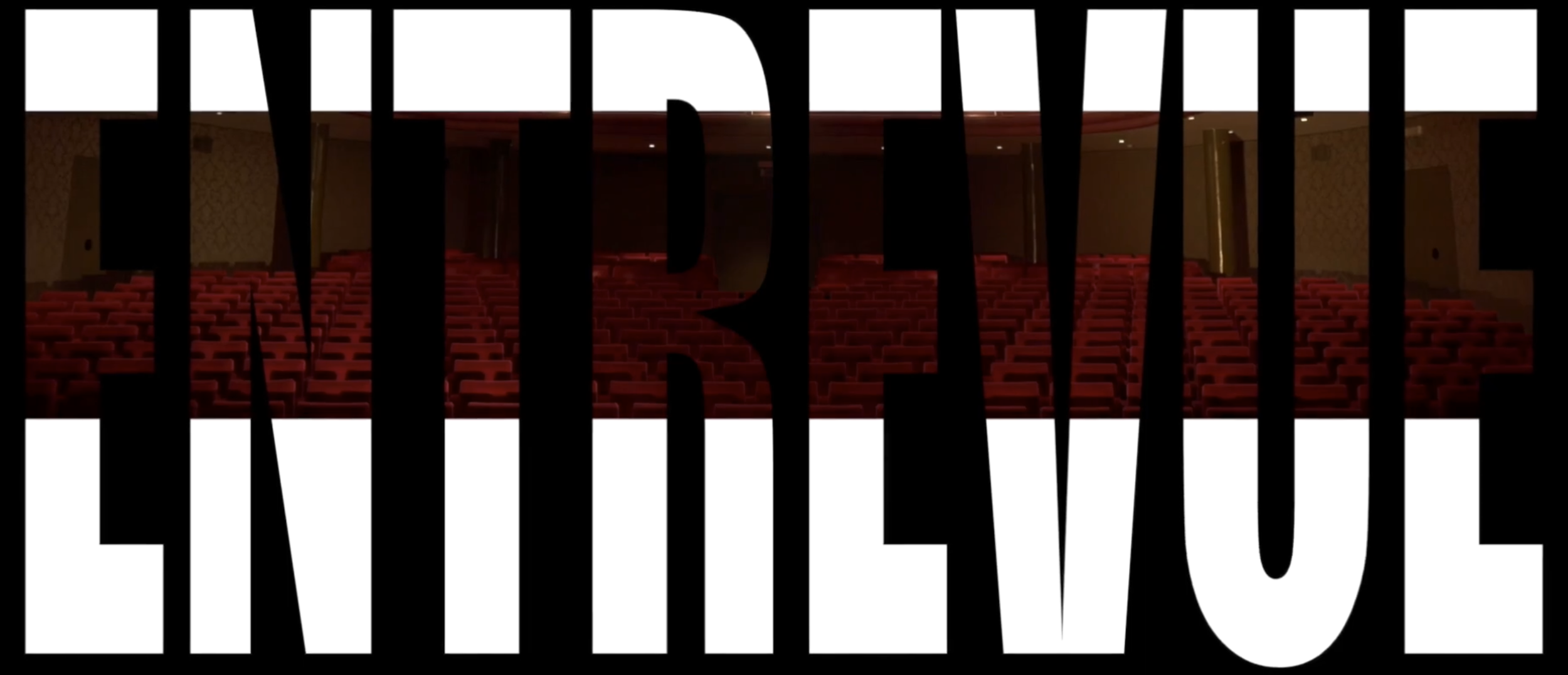 Une salle de théâtre vue à travers le texte 'NE PAS RÉVÉLER' en gros caractères noirs, superposé à l'image de sièges rouges dans une salle de spectacle.