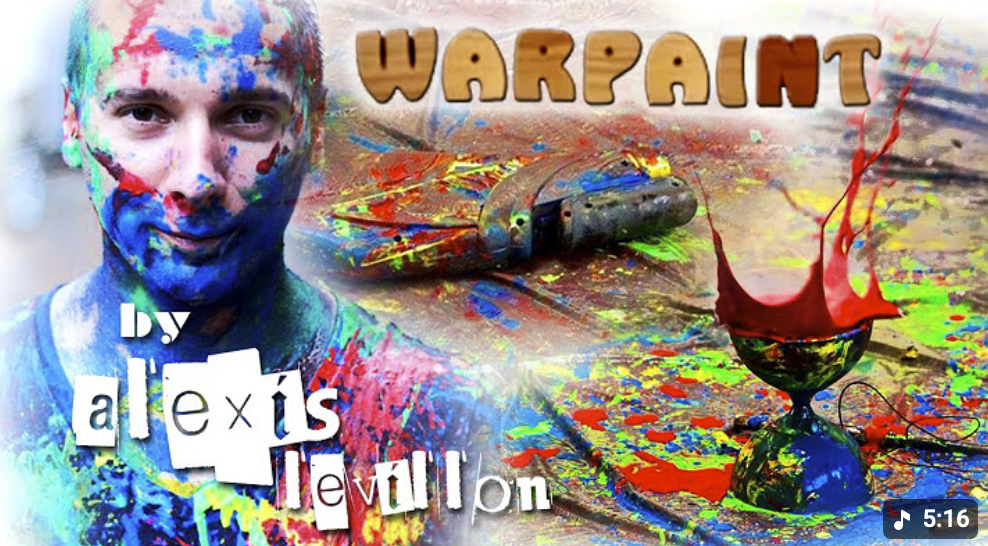 Un homme avec le visage couvert de peinture colorée, des objets et peinture éclaboussée sur une surface, avec le titre 'WARPINT' et la mention 'by alexis levillon'.