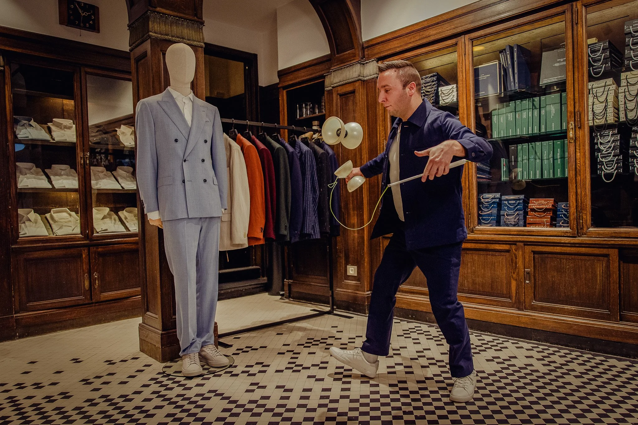 Un homme qui essaie une veste élégante dans un magasin de vêtements.