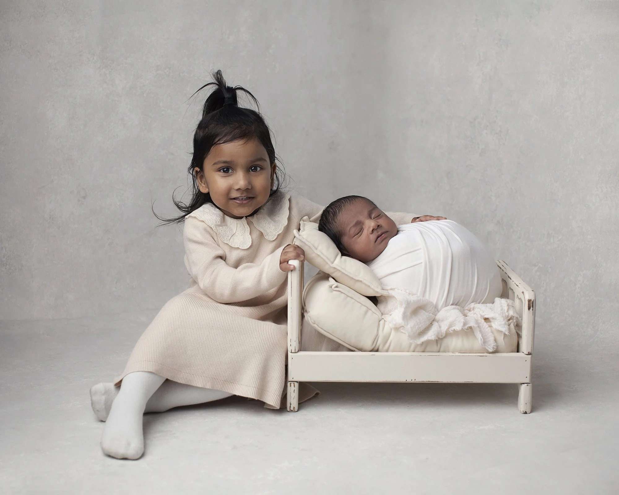 Newborn photoshoot with sibling