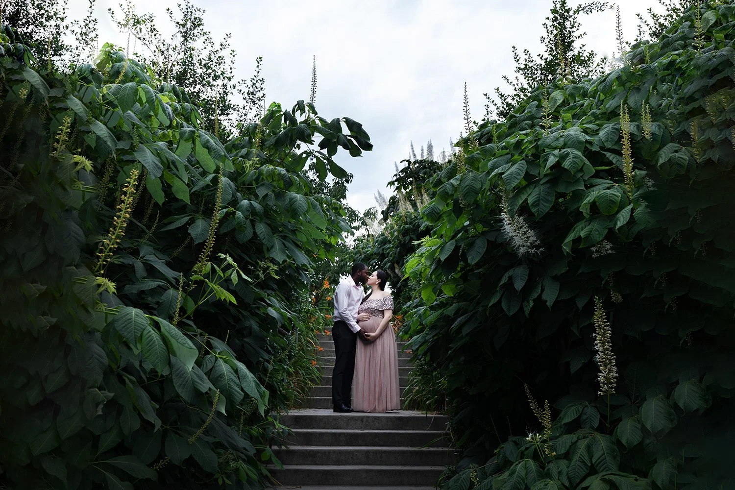 Couple hires Brooklyn Baby photography to photograph them in dumbo under Manhattan bridge