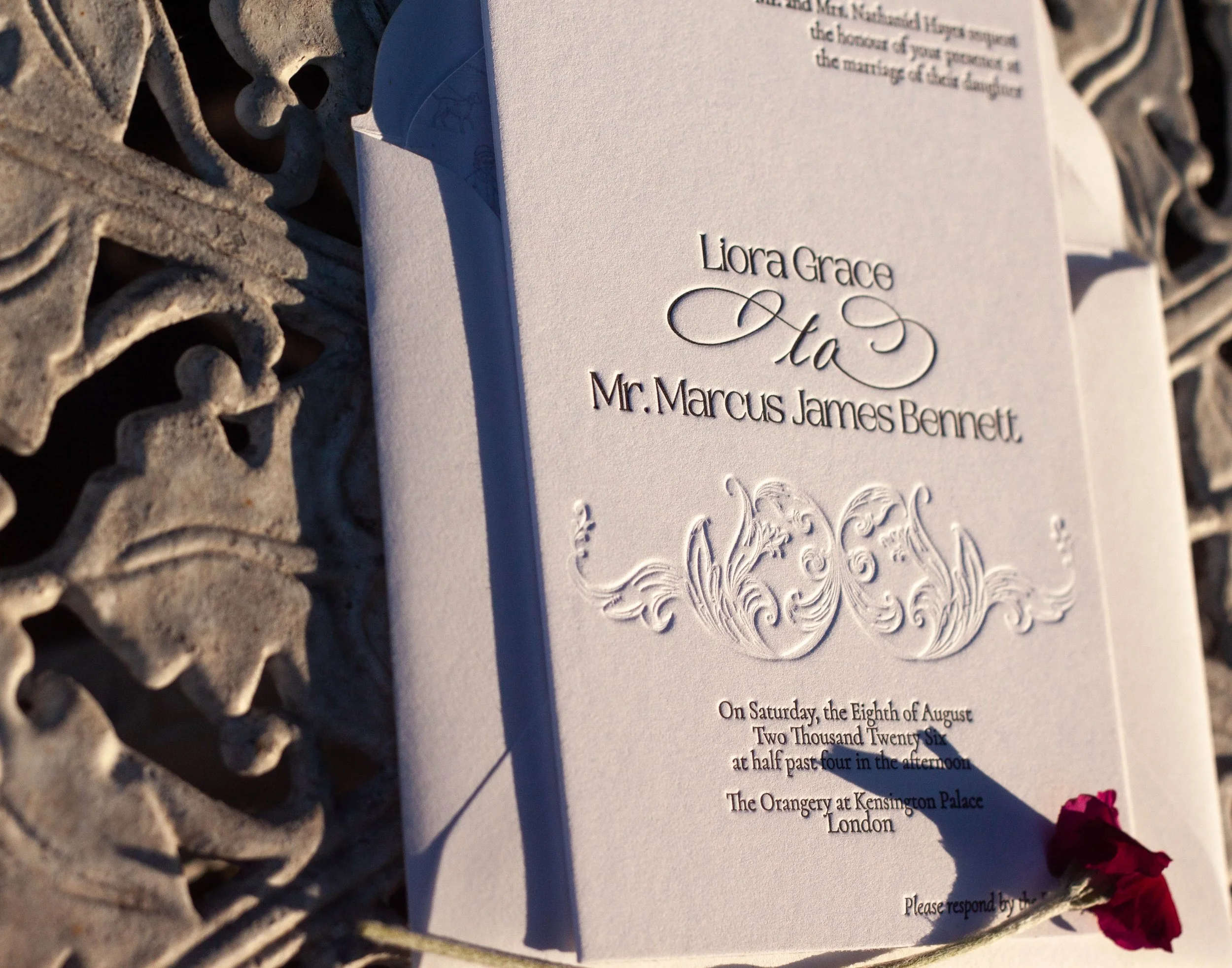 Wedding invitation styled with a red rose on background Atelier d'Amélie
