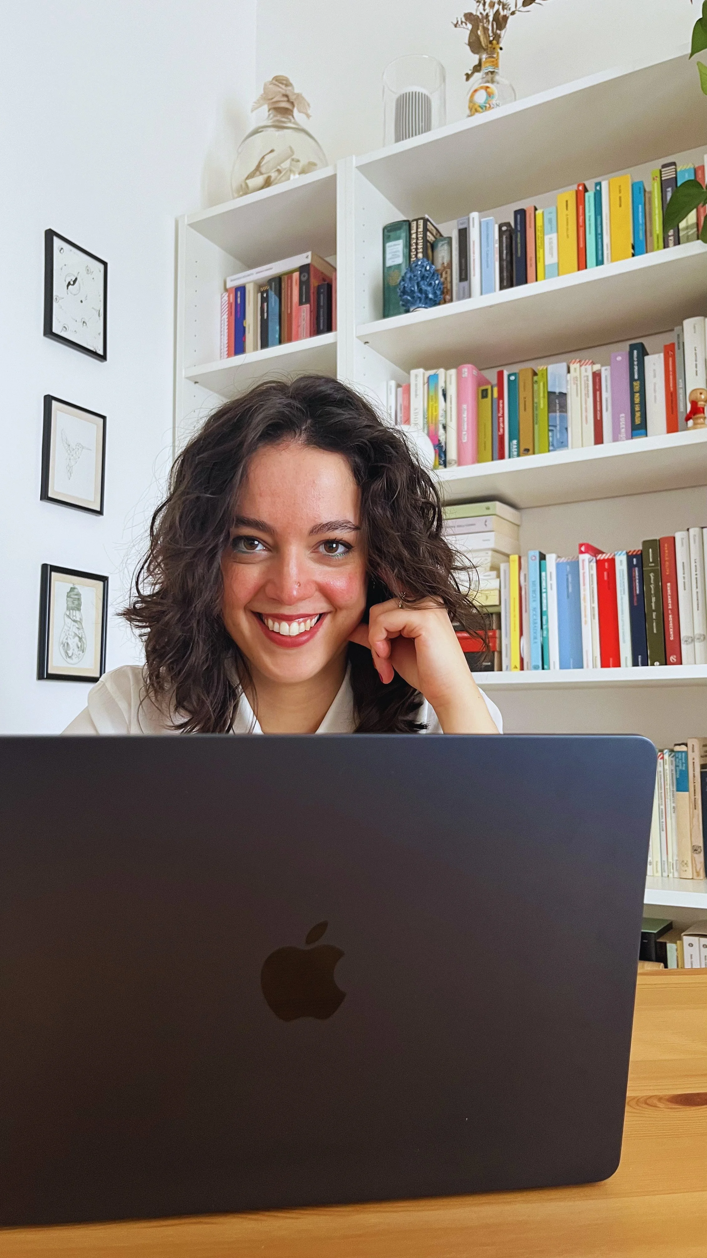 Beatrice Brentani lavora al computer nel suo studio durante una consulenza online.
