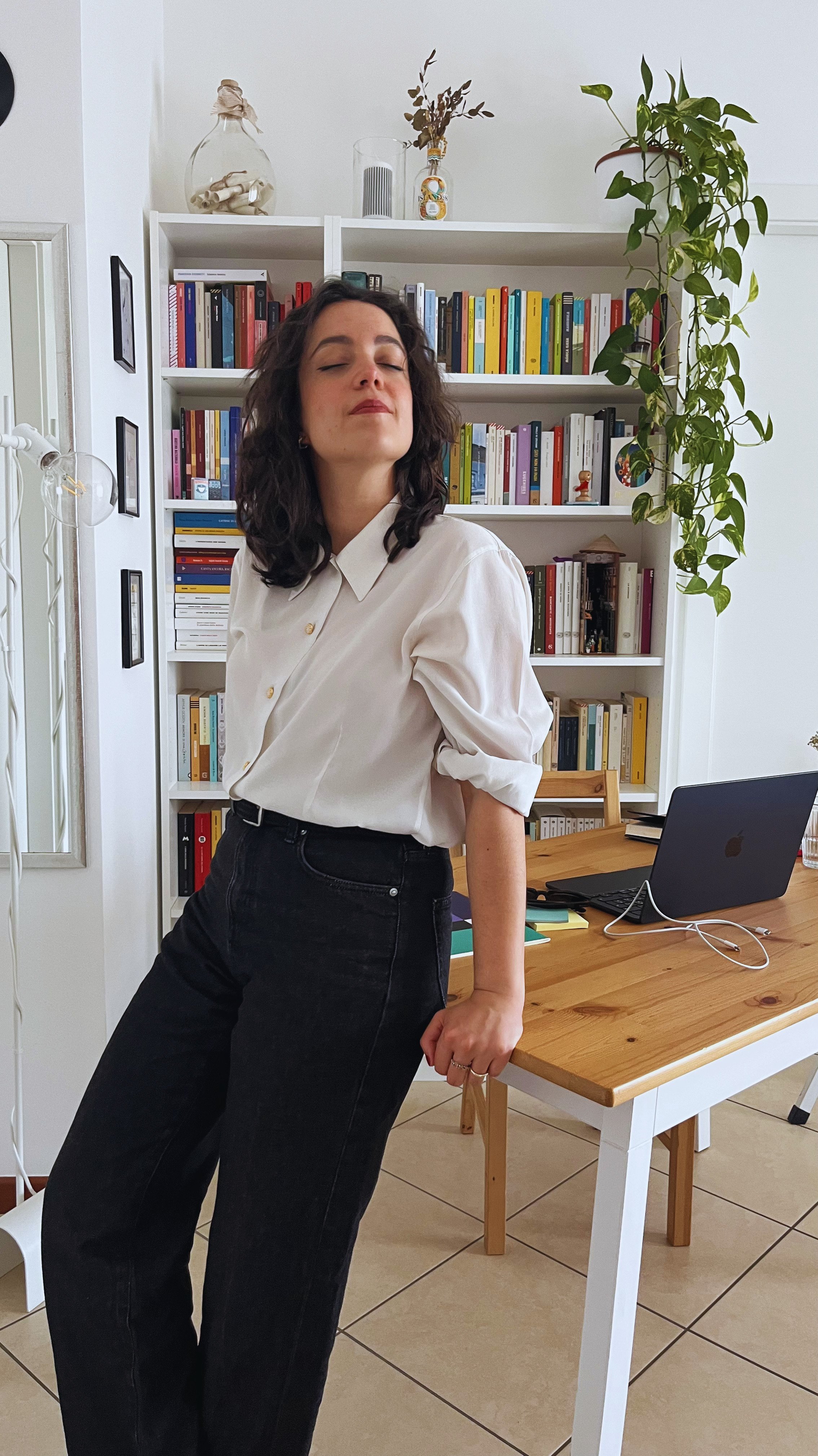 Beatrice Brentani nel suo studio, in piedi accanto alla scrivania con una libreria sullo sfondo.