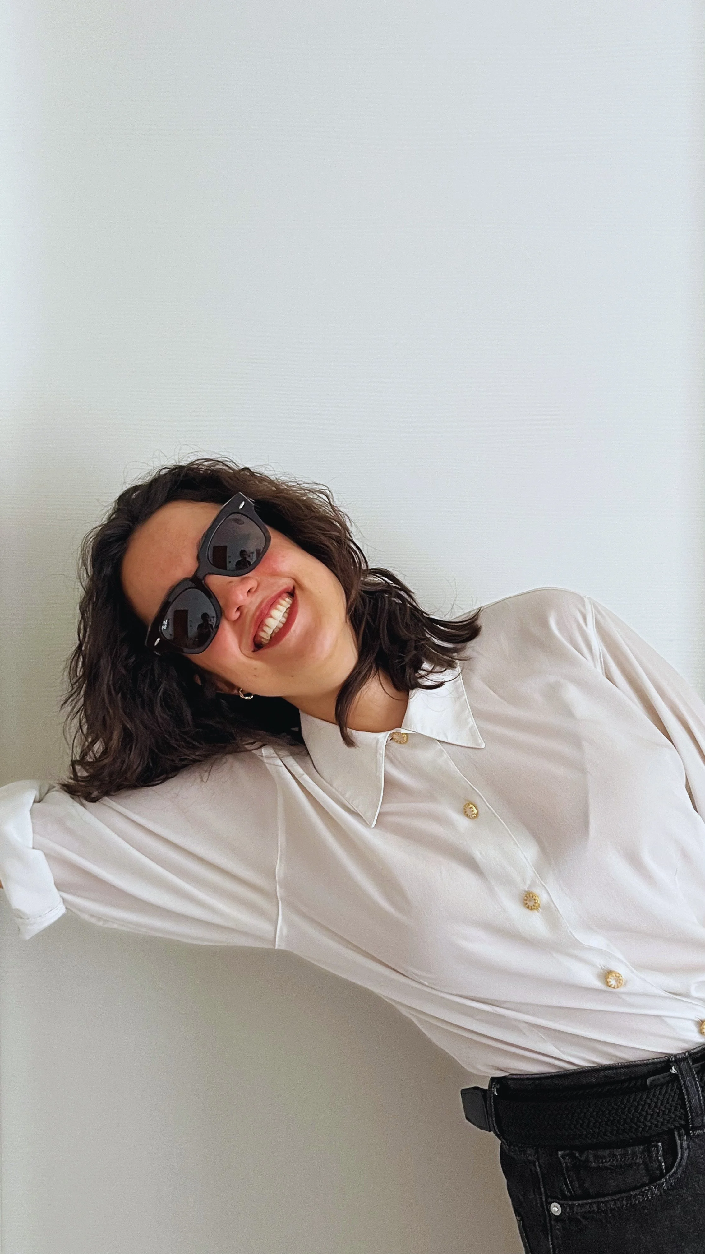 Ritratto sorridente di Beatrice Brentani con occhiali da sole.