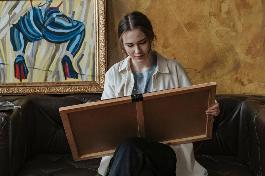 Careful handling of an original abstract painting