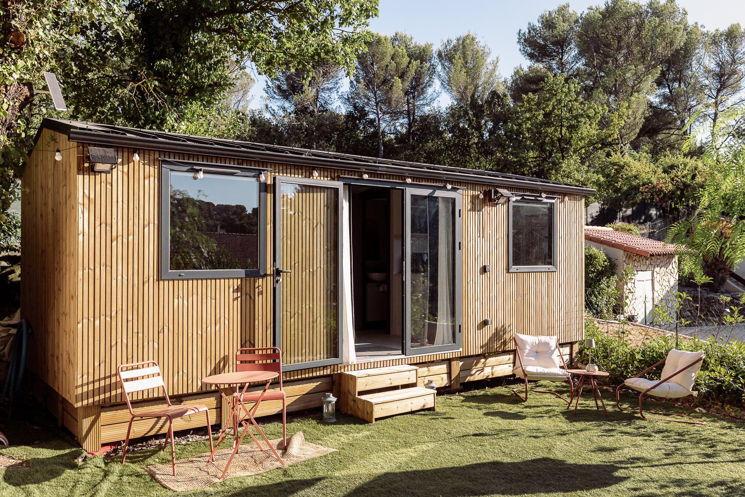 tinyhouse-boucbelair-exterieur-jardin.jpg