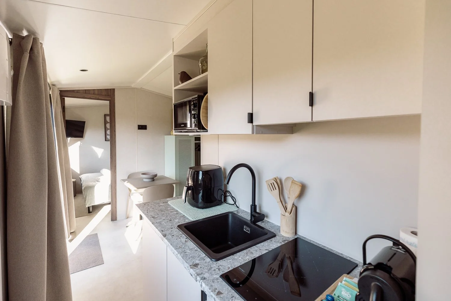 tinyhouse-bouc bel air-cuisine-équipé.jpg