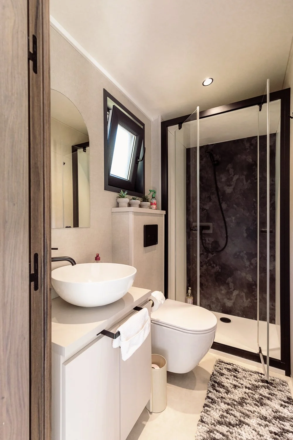 Salle de bain moderne de la Tiny House éco-luxe à Bouc-Bel-Air