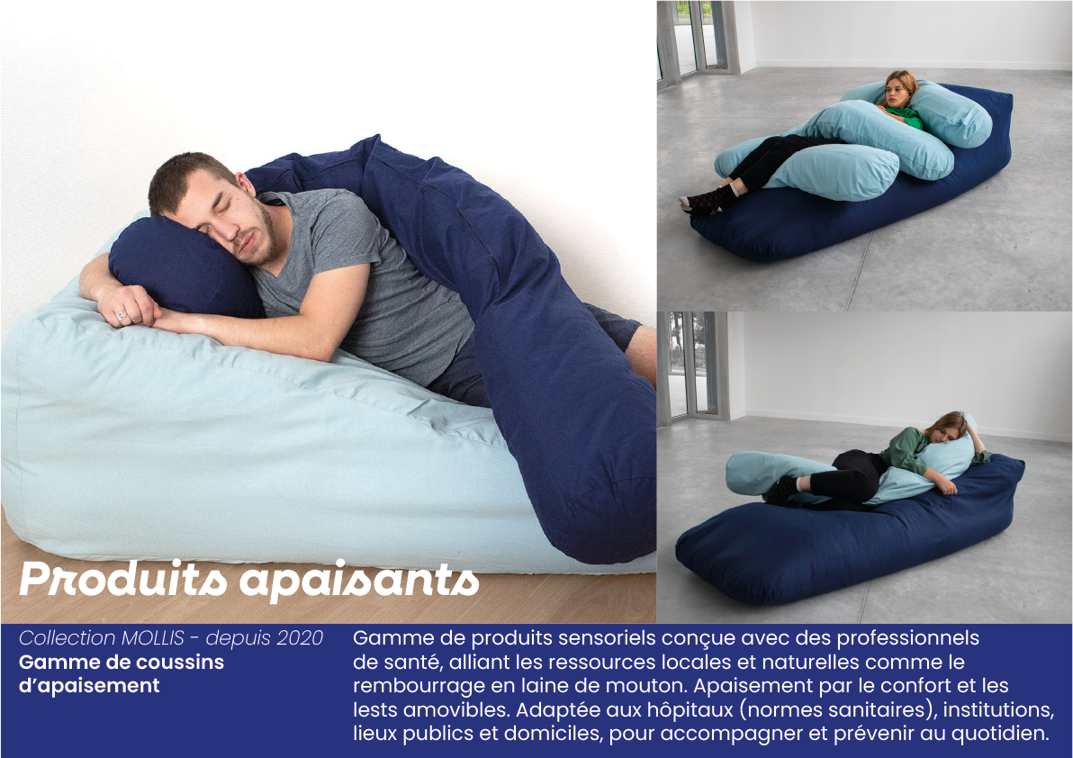 Trois personnes allongées sur des coussins et des matelas, susceptibles d'être utilisés pour le repos ou la thérapie, dans un environnement intérieur. La personne à gauche dort sur un coussin bleu clair, la personne en haut à droite repose sur un gra