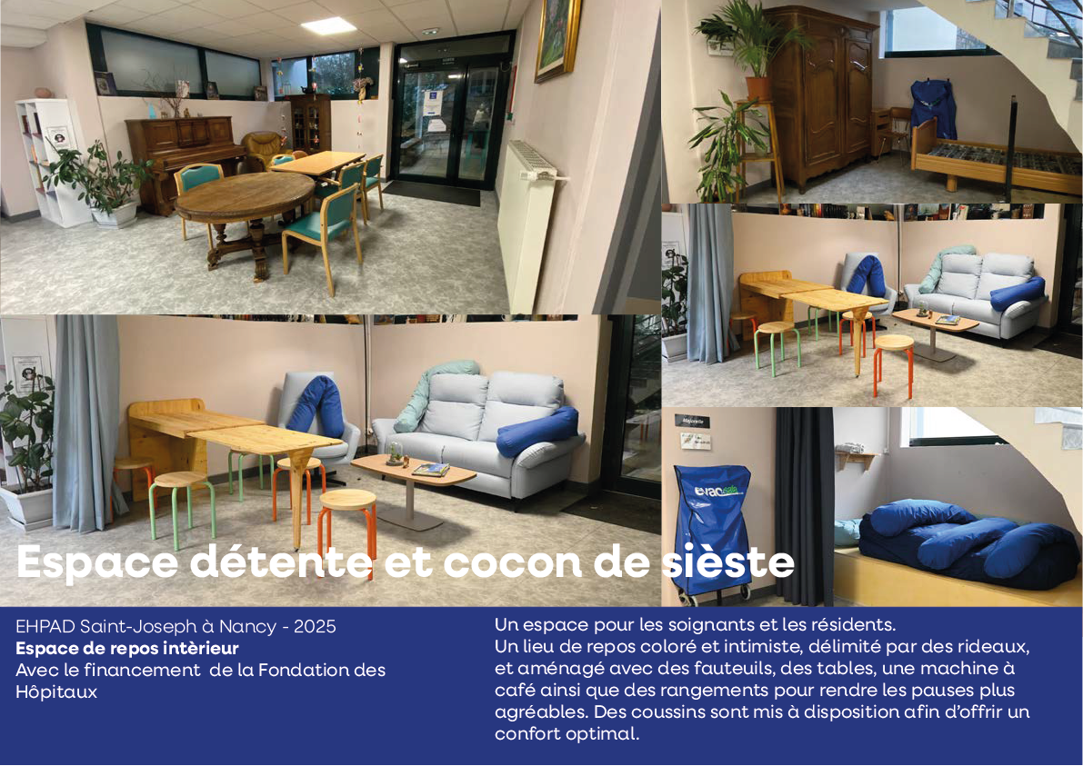 Salle d'attente et de détente avec des canapés gris, des tables en bois, des tabourets colorés, une armoire ancienne, ainsi qu'un espace avec un lit et des coussins bleus. Il y a des plantes et des rideaux pour délimiter les espaces. L'intérieur est 