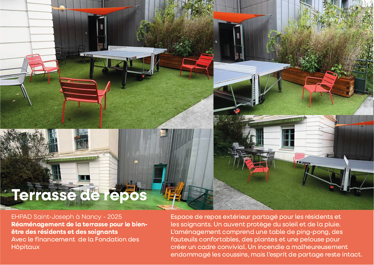 Une terrasse extérieure aménagée avec des chaises rouges et grises, une table de ping-pong, des plantes en pot, et un espace de détente partagé. Il y a également un bungalow et une clôture en arrière-plan.