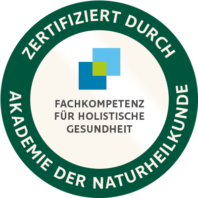 Runder grüner Badge mit weißen Text, der besagt, dass es durch die Akademie der Naturheilkunde zertifiziert ist, mit einem zentralen Logo aus vier bunten Quadraten und schwarzem Text in der Mitte.