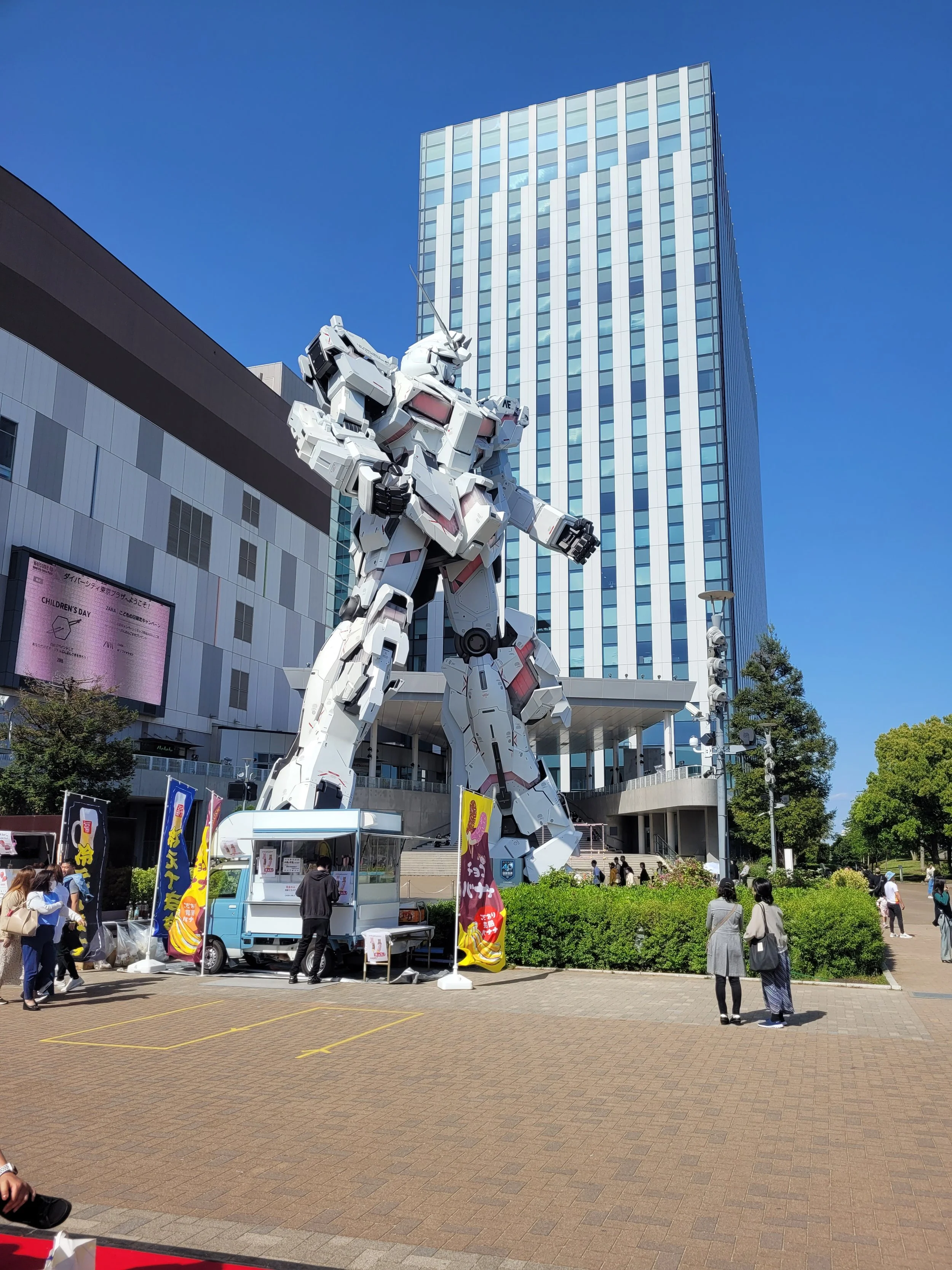 Unicorn Gundam at Diver City  - Tokyo, Japan 