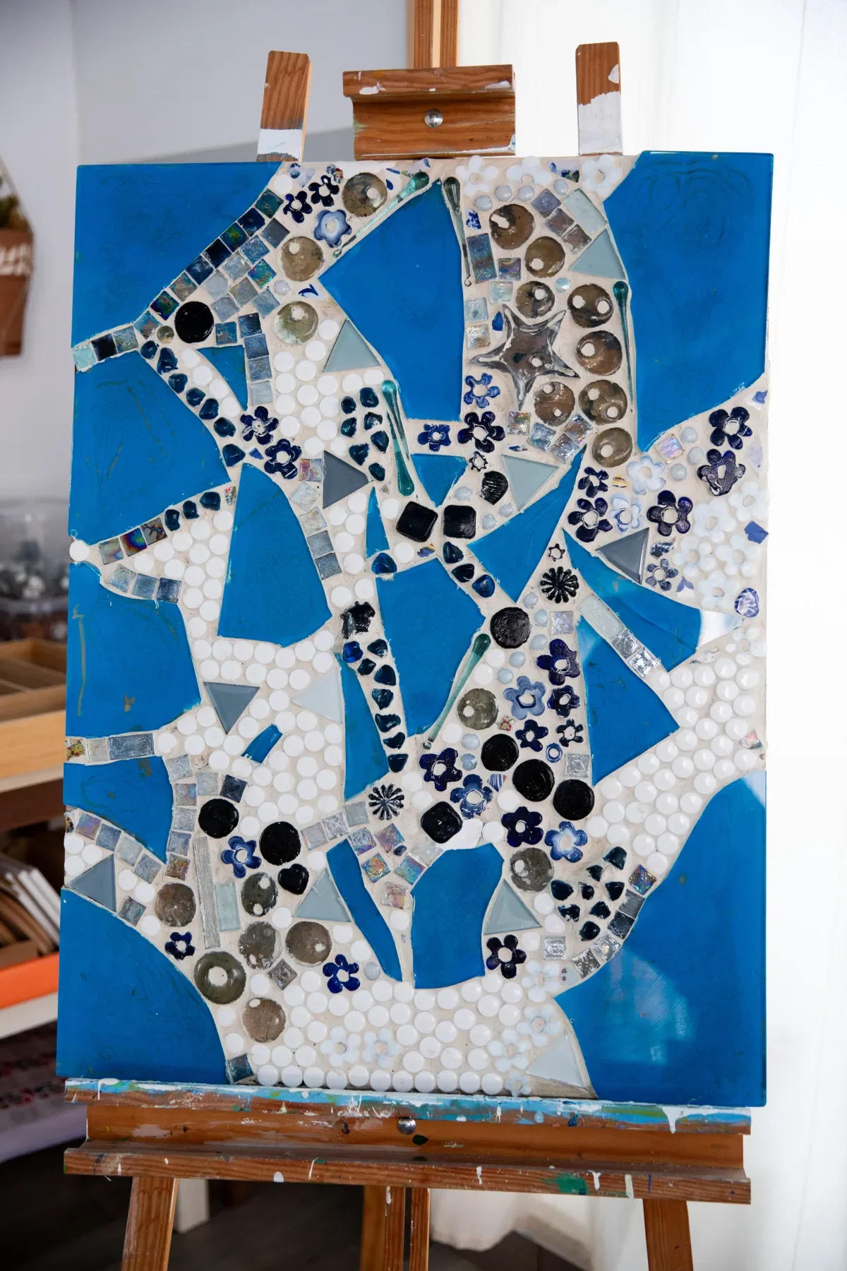  White Garden   Ceramic, Glass & Pebbles 55 × 65 cm