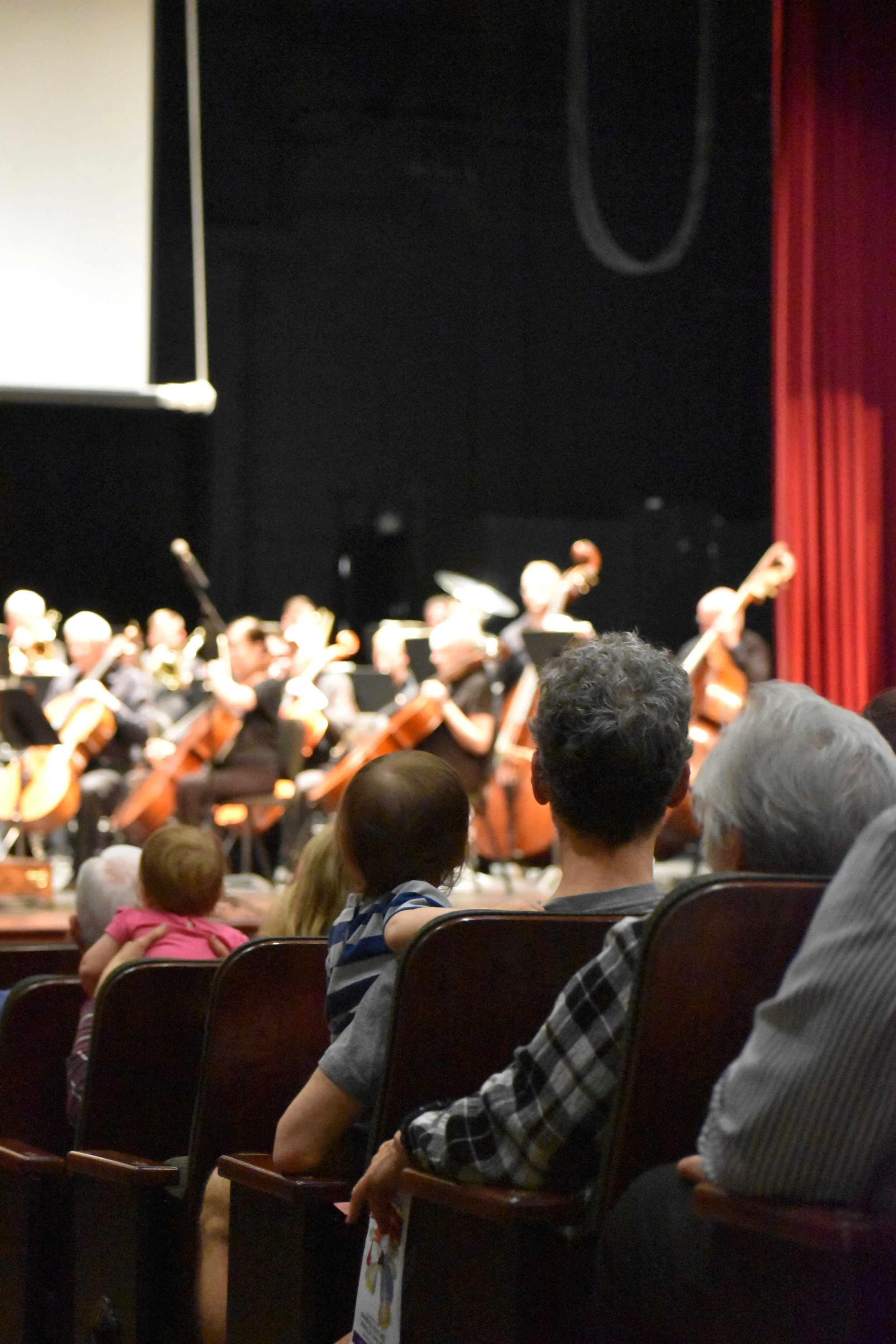 kids_concert_baby_watching.JPG
