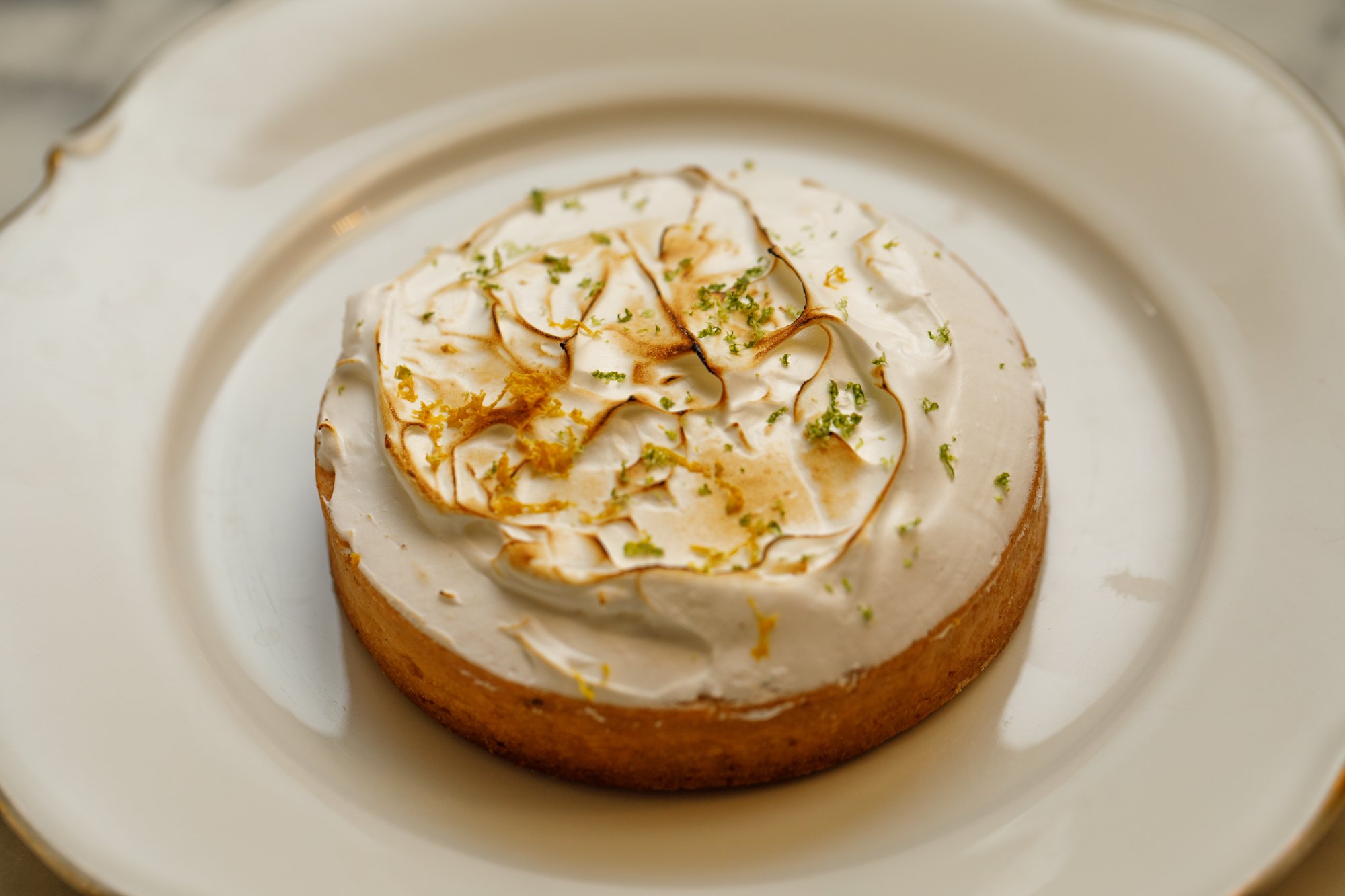 Tarte citron sur une assiette blanche