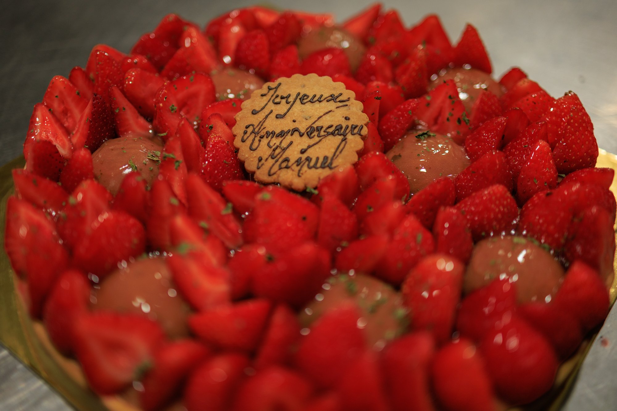 Tarte fraises rhubarbe pour 10 peronnes décorée d'une plaque en sablé "Joyeux anniversaire Manuel"