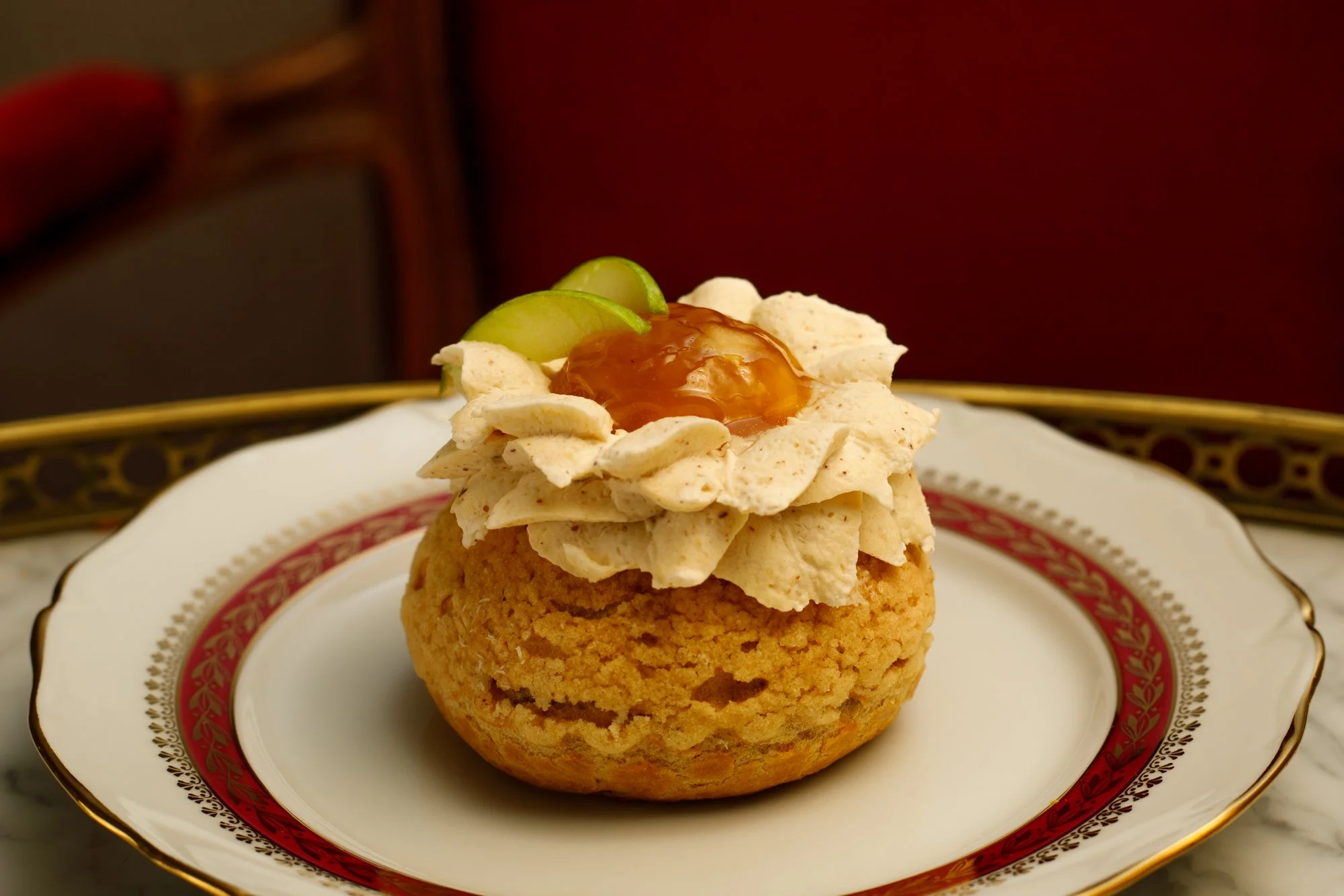 Chou craquelin surmontée d'une compoté de pomme au cidre