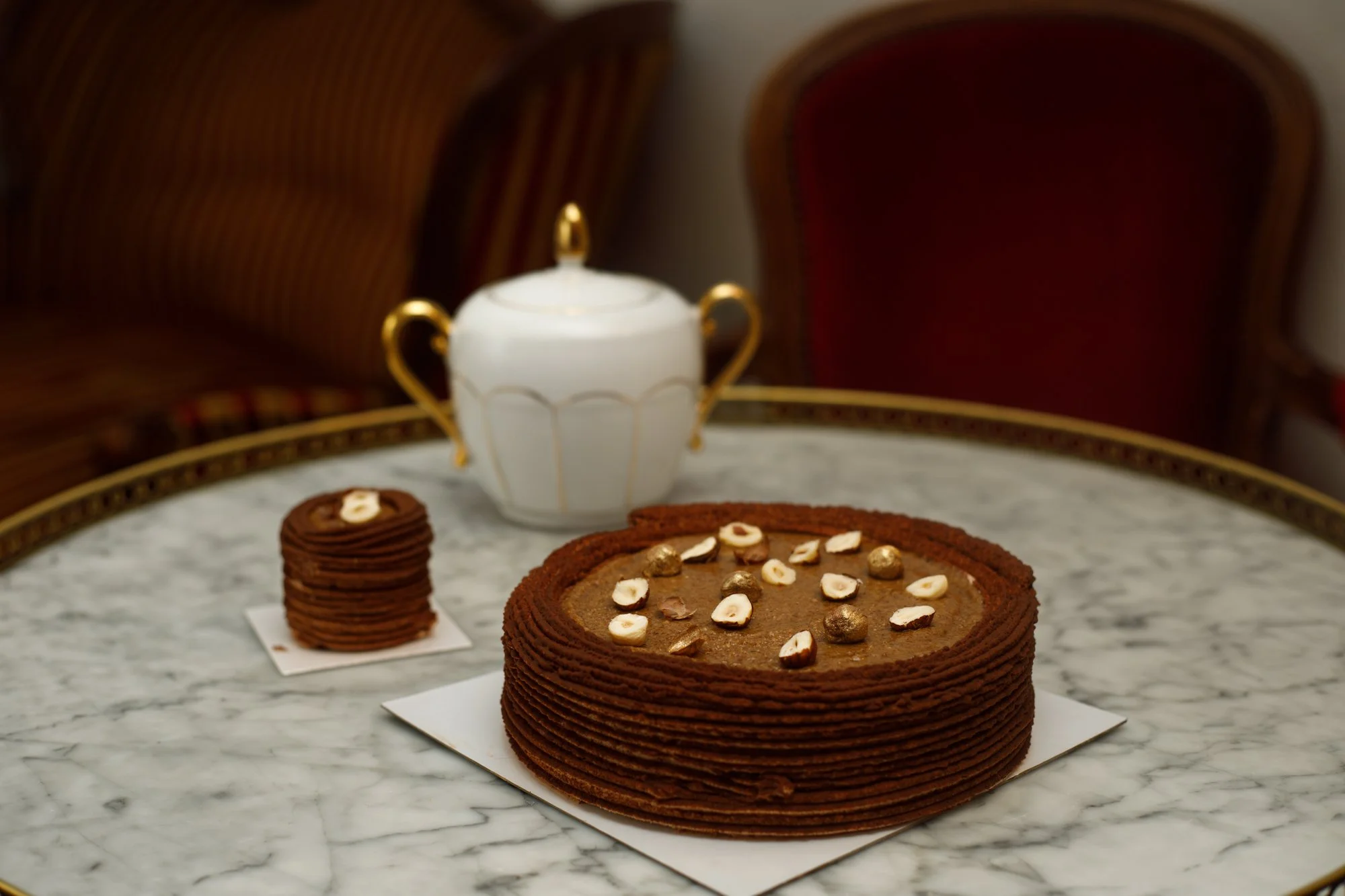Grand gâteau artisanal de partage au chocolat et noisettes, format familial, à commander Chez Apolline à Montpellier, à côté de sa version individuelle