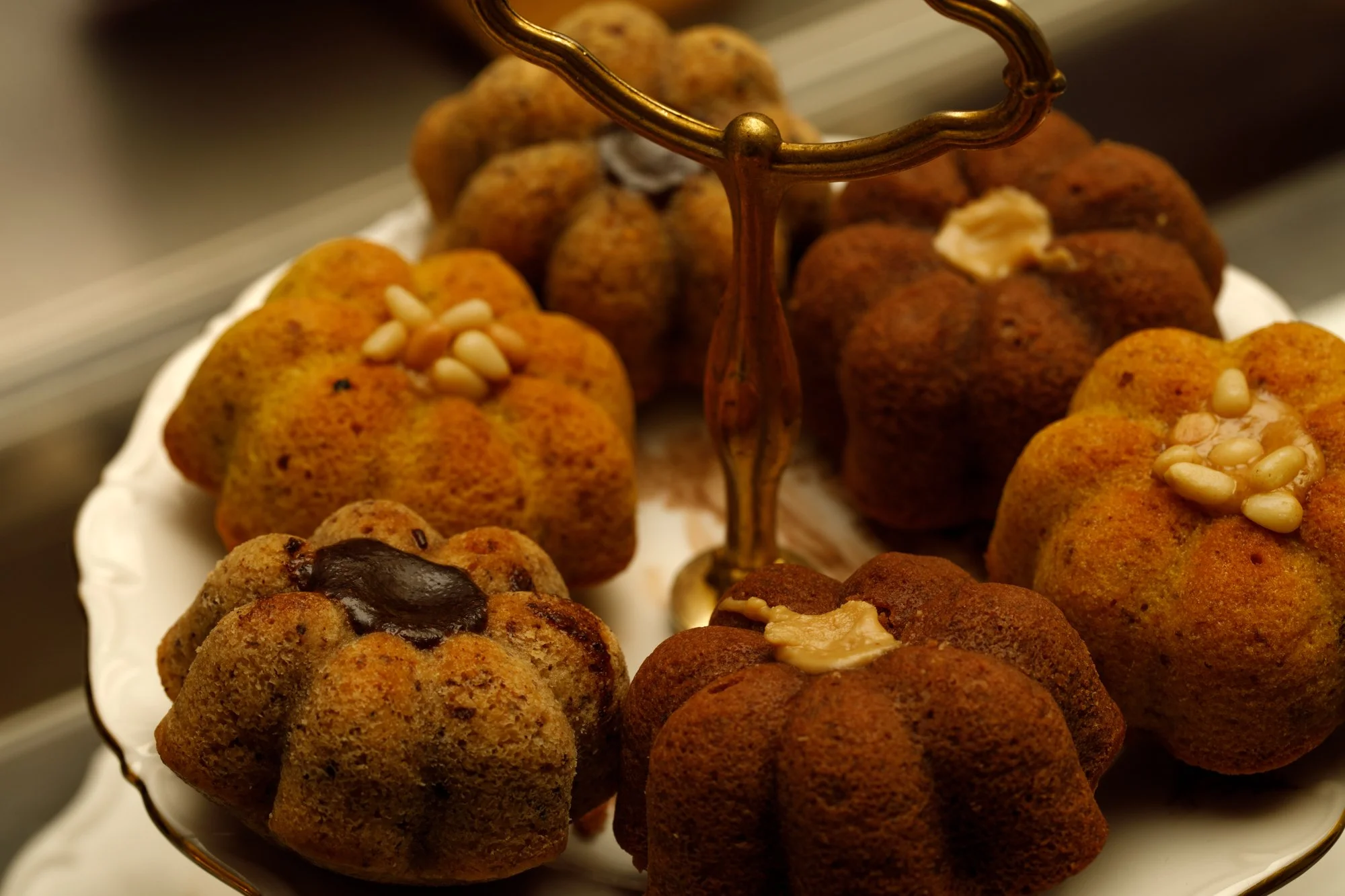 Assortiments de financiers présenter sur un serviteur muet à la pâtisserie Chez Apolline