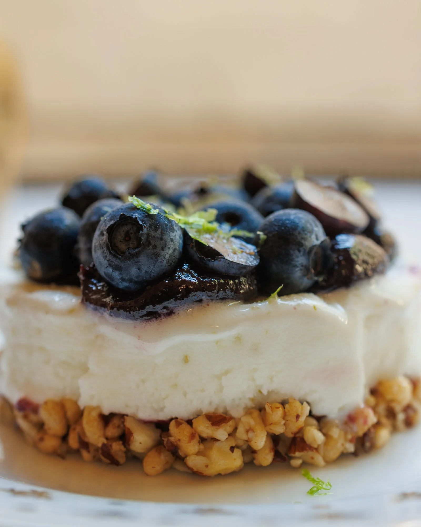 Glace pâtissière yaourt, myrtille, miel création estivale de la pâtisserie Chez Apolline à Montpellier