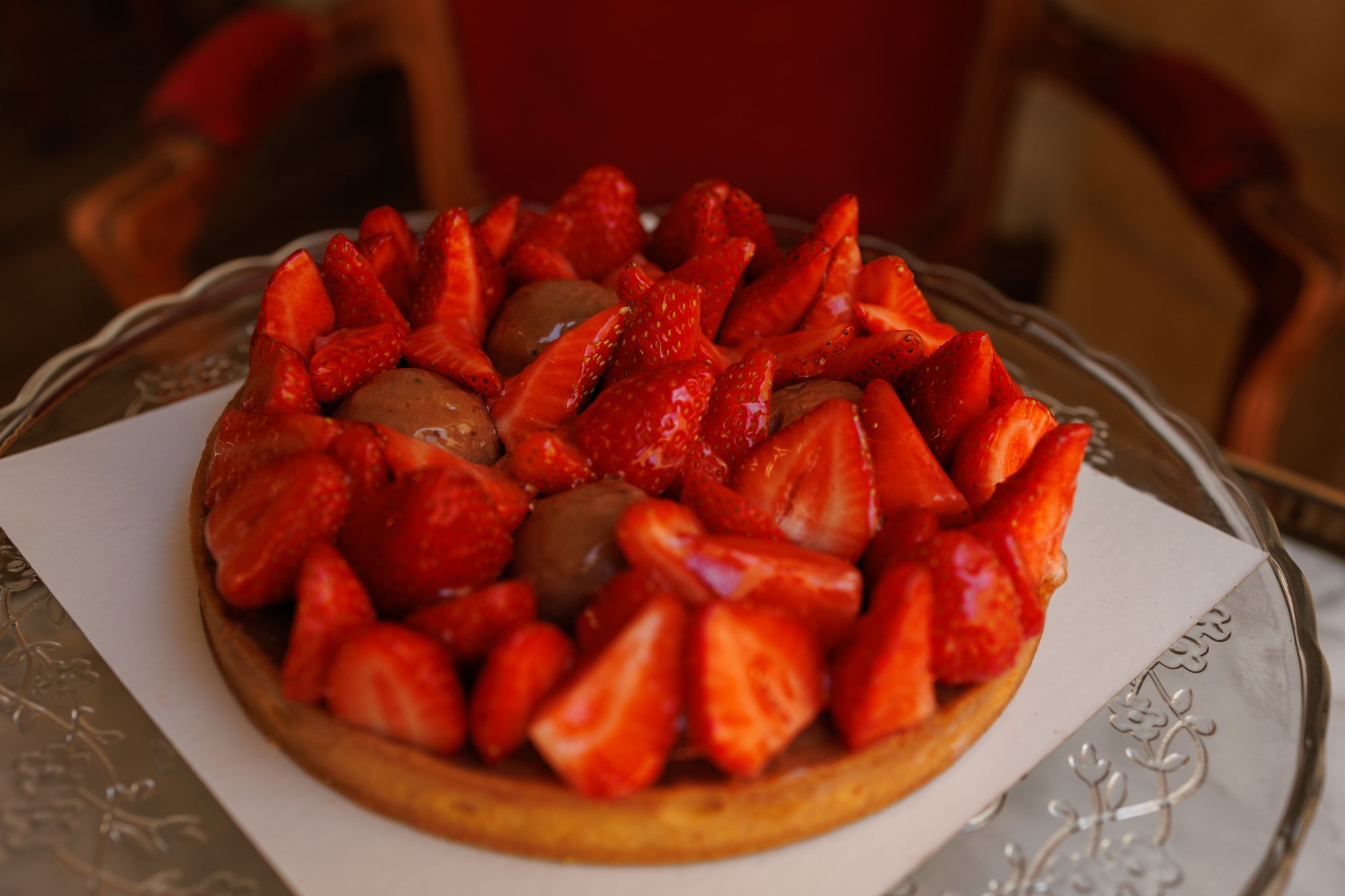 Tarte aux fraises et à la rhubarbe 8 personnes. Commande passer à la patisserie Chez Apolline