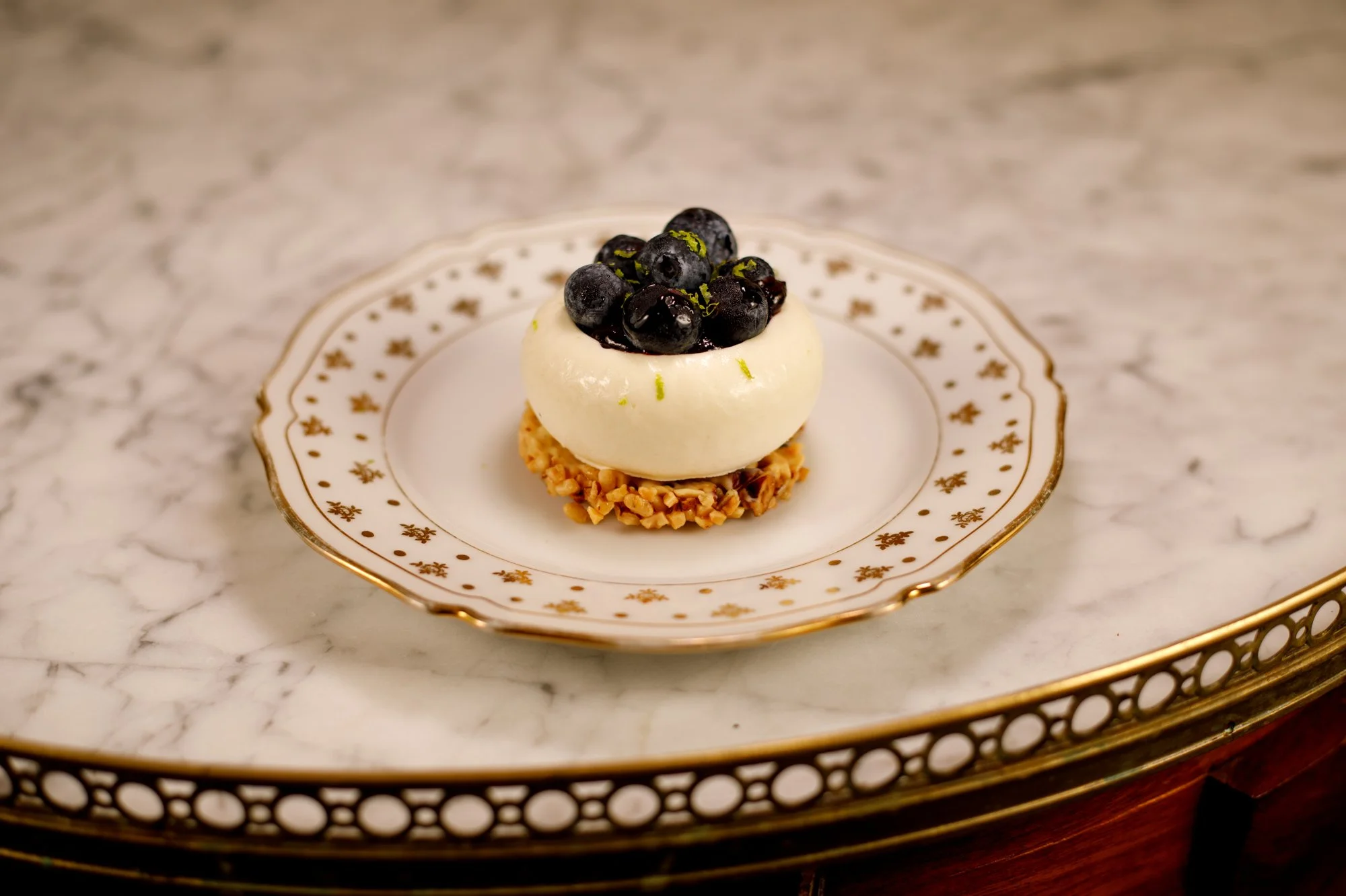 Entremet skyr myrtille miel à la pâtisserie Chez Apolline à Montpellier