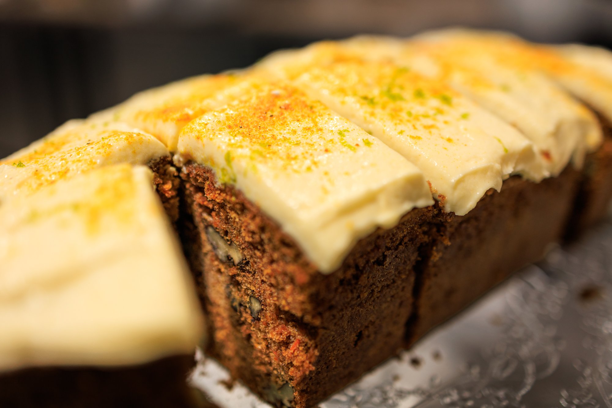 Carrot cake de la patisserie Chez Apolline à Montpellier Ecusson
