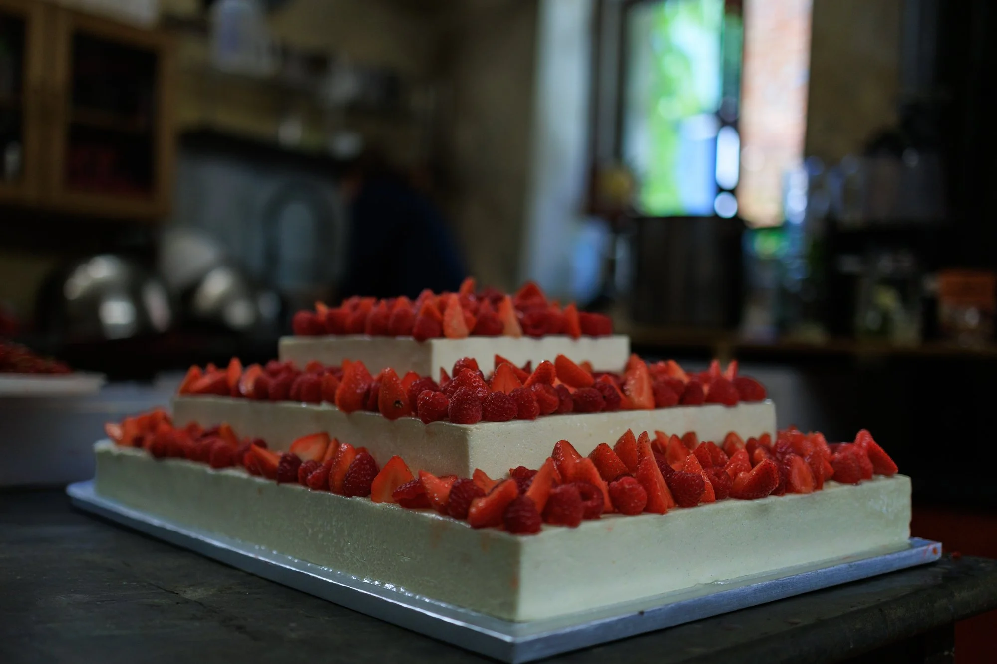 Gateau monté sur trois étages avec des fruits rouges