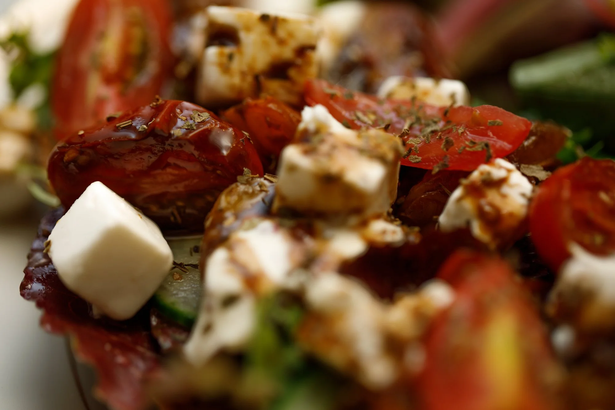 Gros plan sur une tomate caramélisée et un cube de feta pour le éjeuner léger à la pâtisserie Chez Apolline à Montpellier