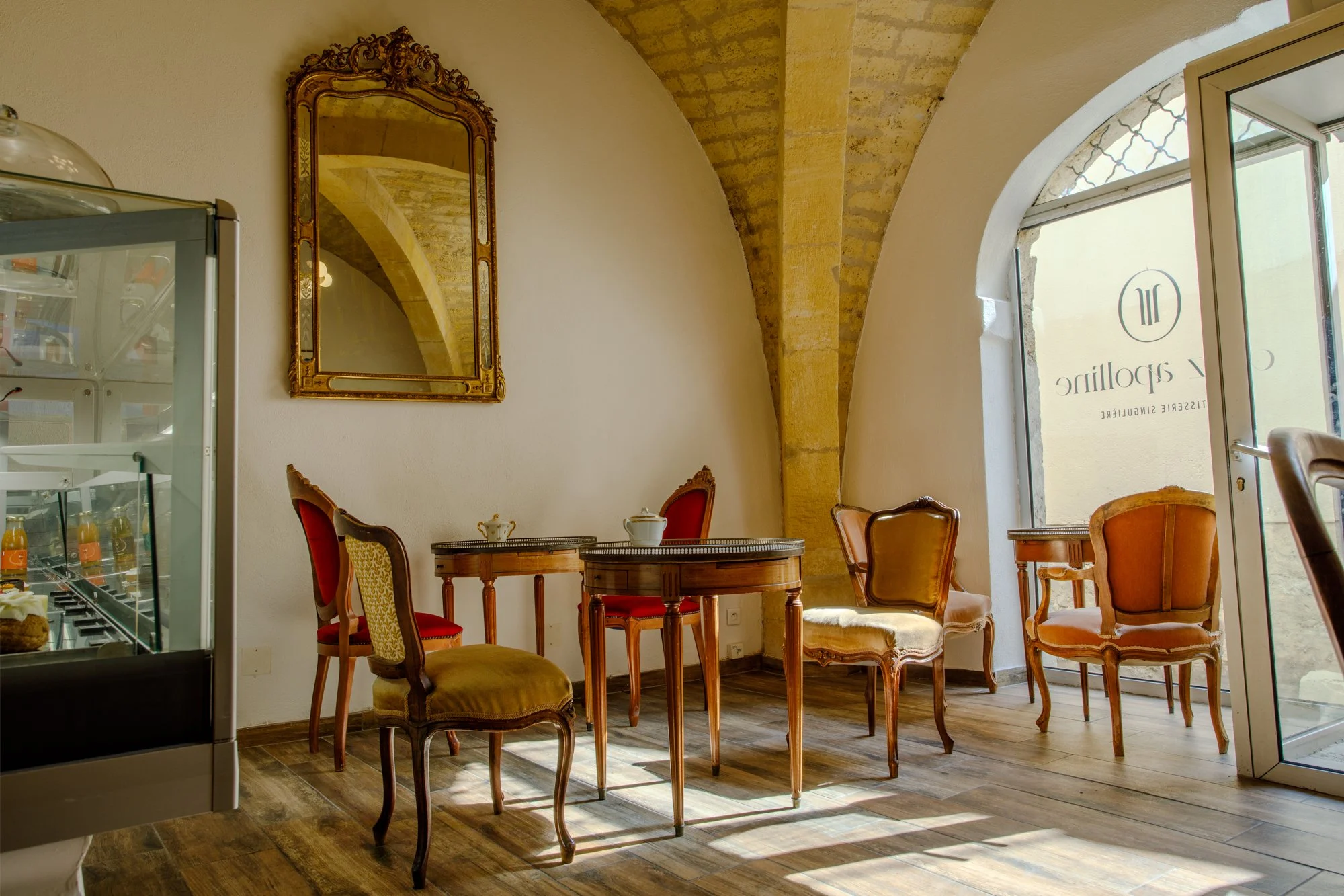 Salon de thé Chez Apolline au coeur du centre historique de Montpellier. Salle décorée avec du mobilier d'époque.