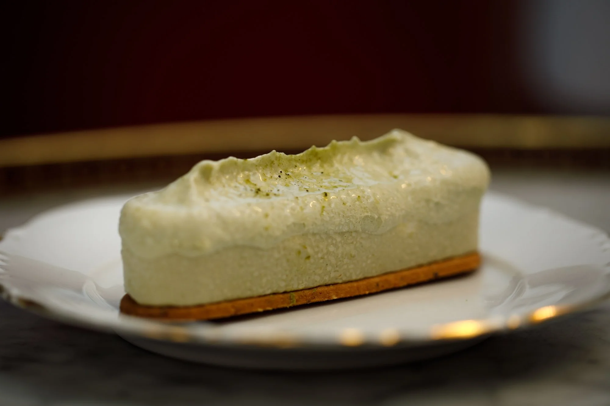 Entremet vert au Thé Matcha sur une assiette en porcelaine