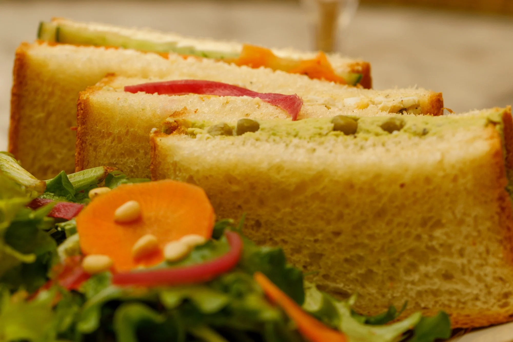Gros plan sur des tranches de club sandwich pour le déjeuner dans le salon de thé Chez Apolline à Montpellier