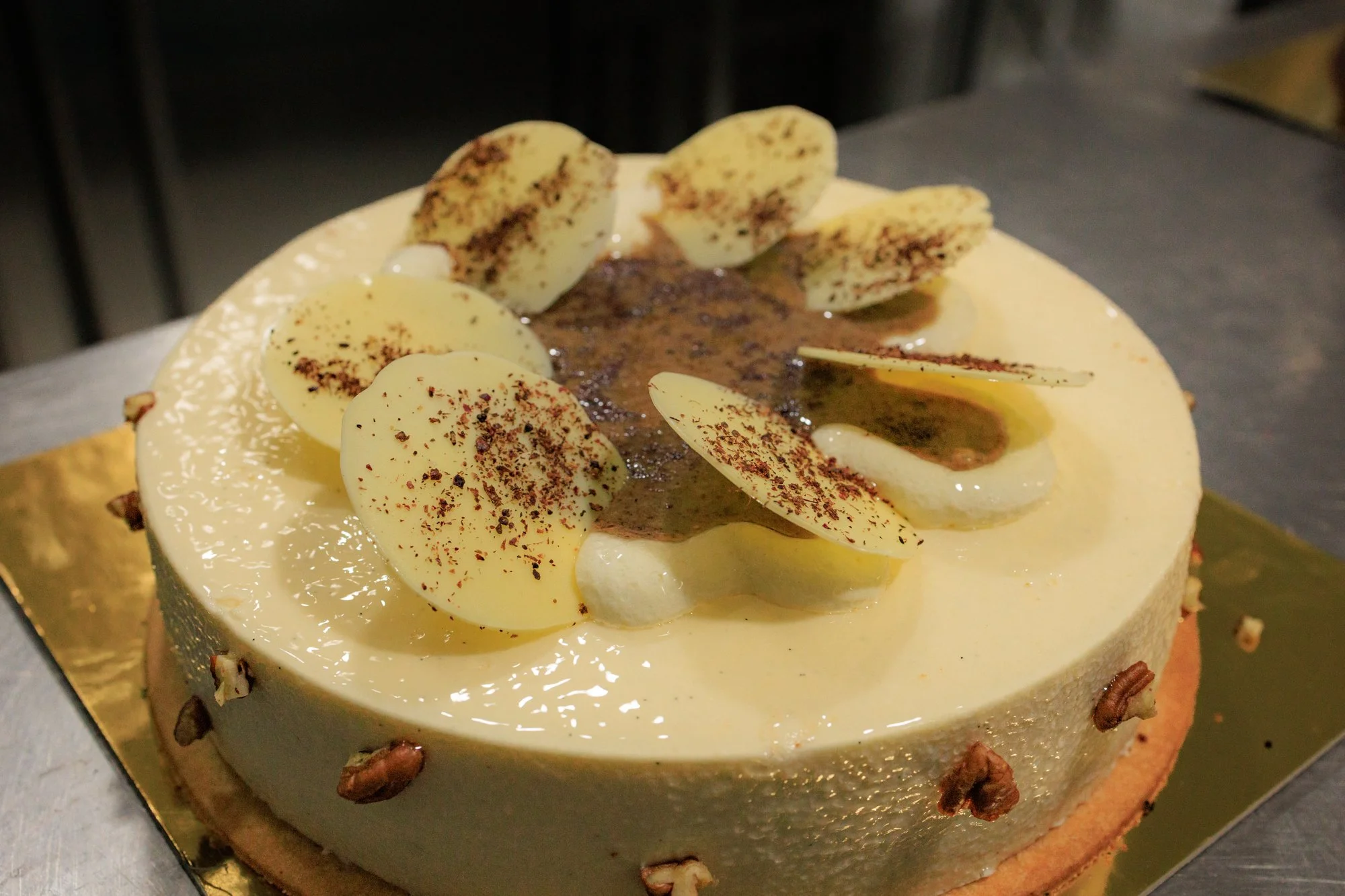 Entrement à la vanille décoré de noix de pécans et disques en chocolat blanc