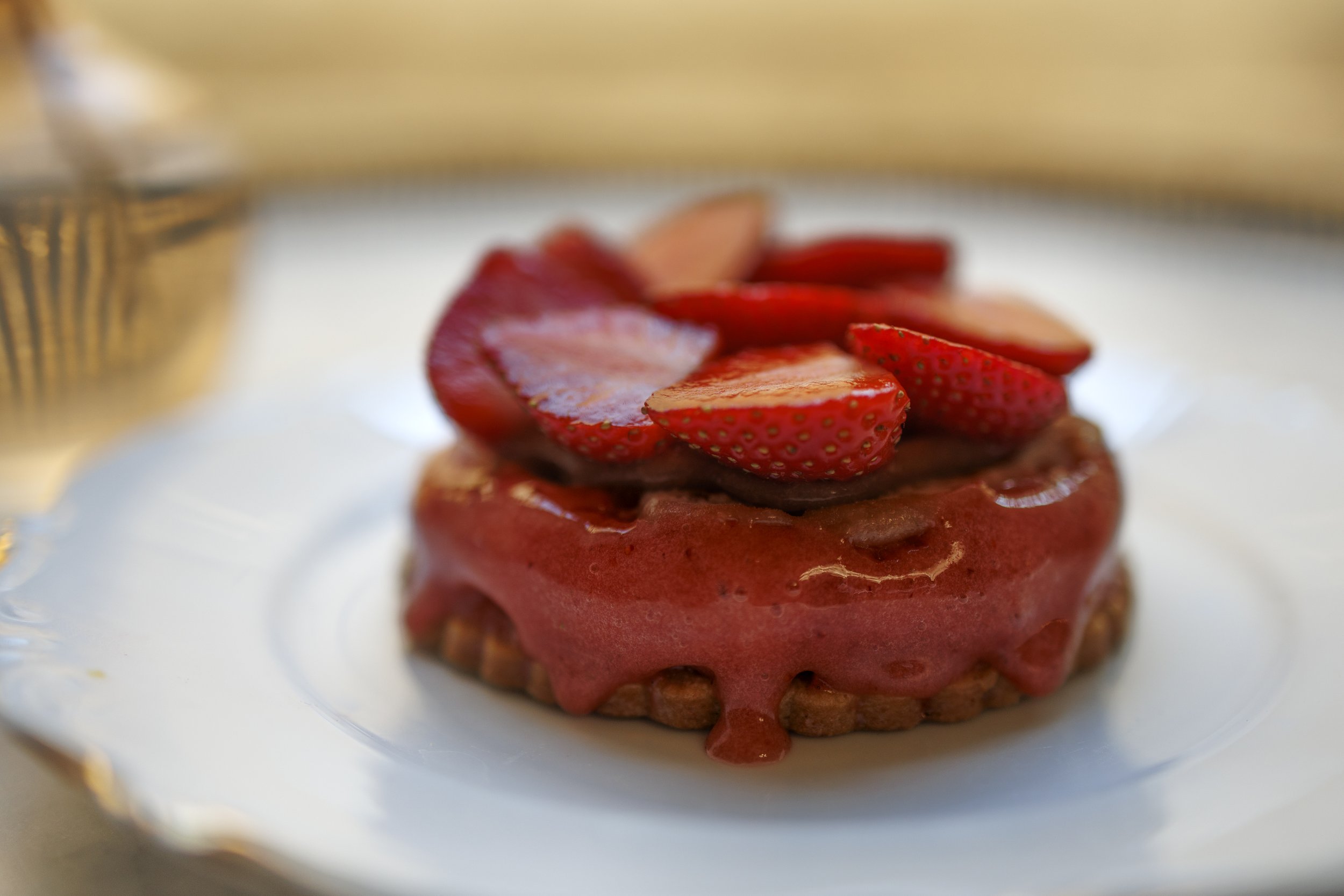 Glace à la fraise, et fraises fraiches sur un sablé dans le Salon de Thé Chez Apolline à Montpellier