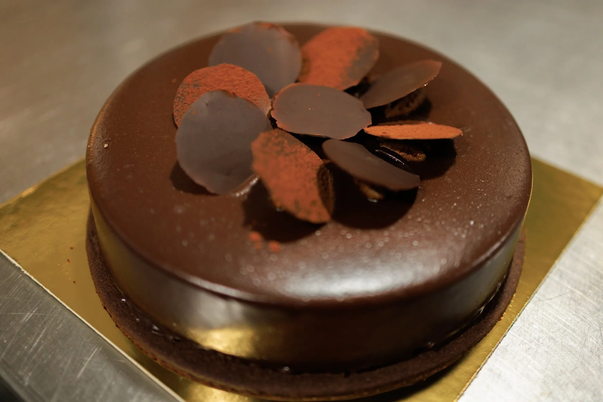 Entremet au chocolat décoré de disques de chocolat