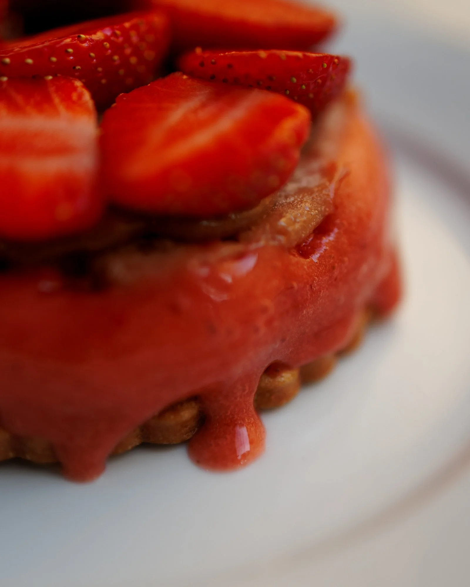 Glace pâtissière fraise rhubarbe création estivale de la pâtisserie Chez Apolline à Montpellier